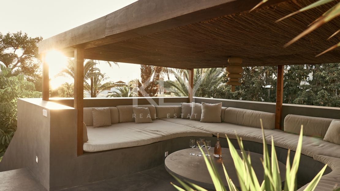 Magnificient villa with walking distance to the beach in Los Monteros, Marbella