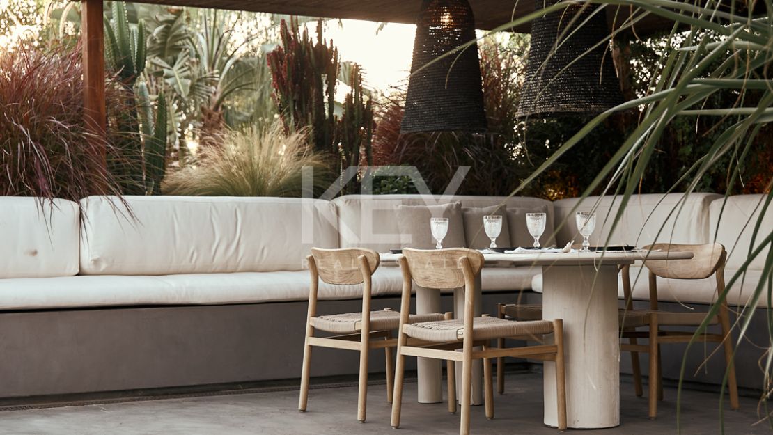 Magnificient villa with walking distance to the beach in Los Monteros, Marbella