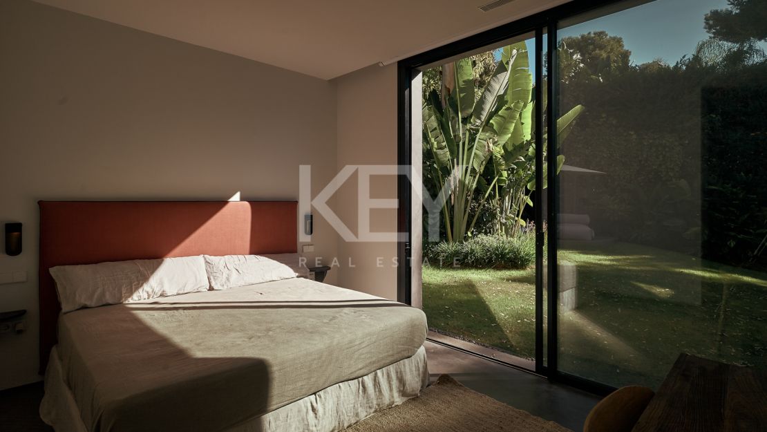 Magnificient villa with walking distance to the beach in Los Monteros, Marbella