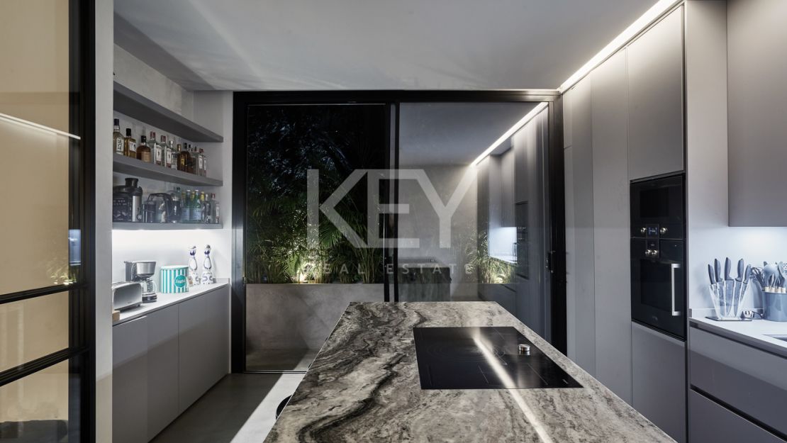 Magnificient villa with walking distance to the beach in Los Monteros, Marbella