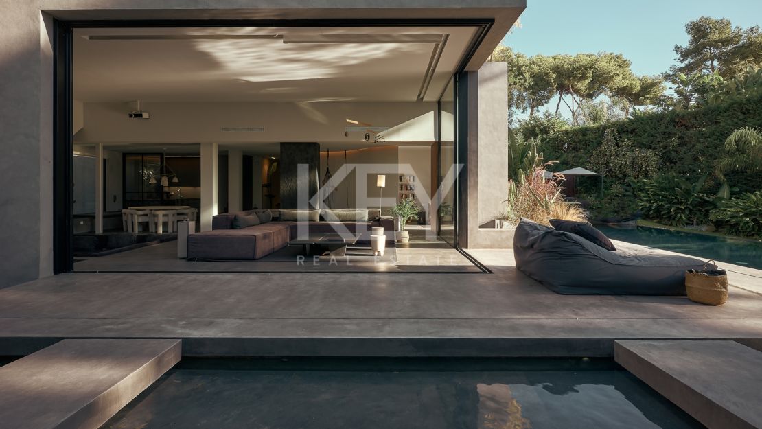 Magnificient villa with walking distance to the beach in Los Monteros, Marbella