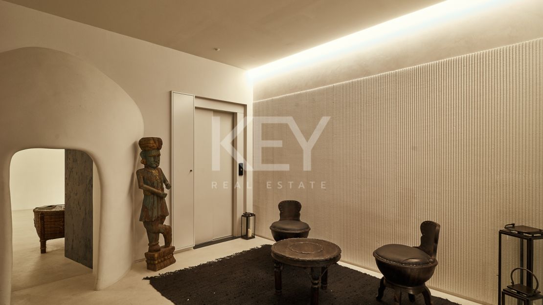 Magnificient villa with walking distance to the beach in Los Monteros, Marbella