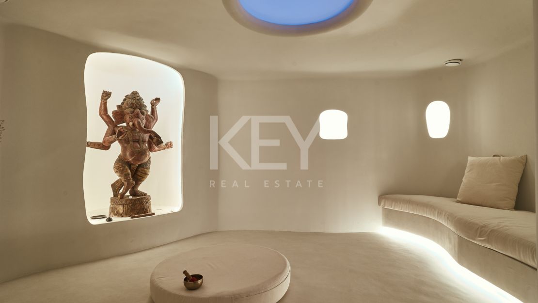 Magnificient villa with walking distance to the beach in Los Monteros, Marbella
