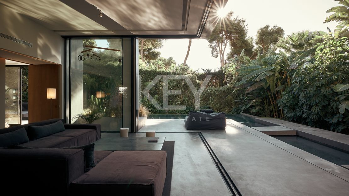 Magnificient villa with walking distance to the beach in Los Monteros, Marbella