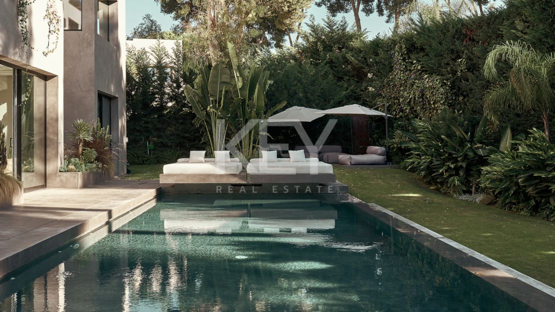 Magnificient villa with walking distance to the beach in Los Monteros, Marbella