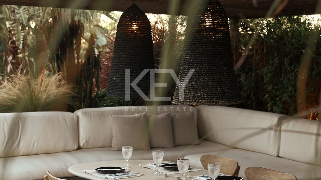 Magnificient villa with walking distance to the beach in Los Monteros, Marbella