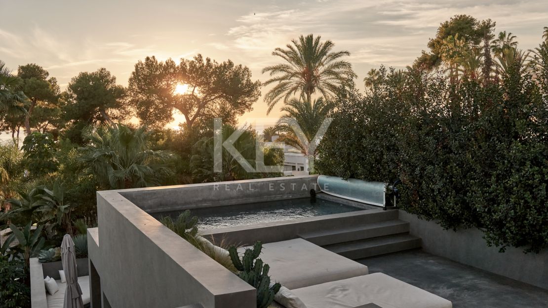 Magnificient villa with walking distance to the beach in Los Monteros, Marbella
