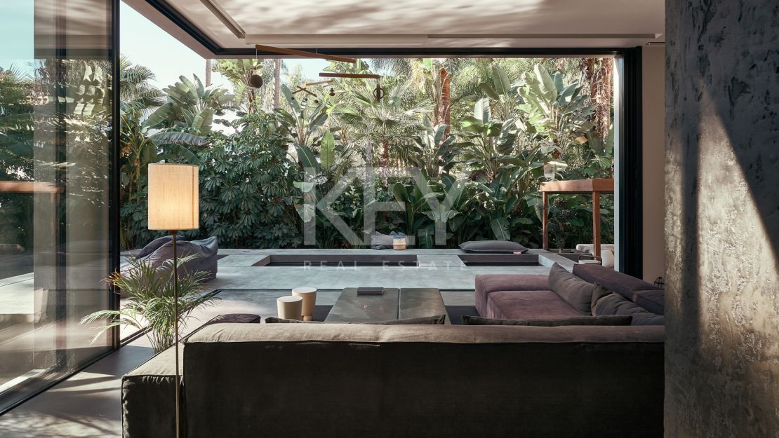 Magnificient villa with walking distance to the beach in Los Monteros, Marbella