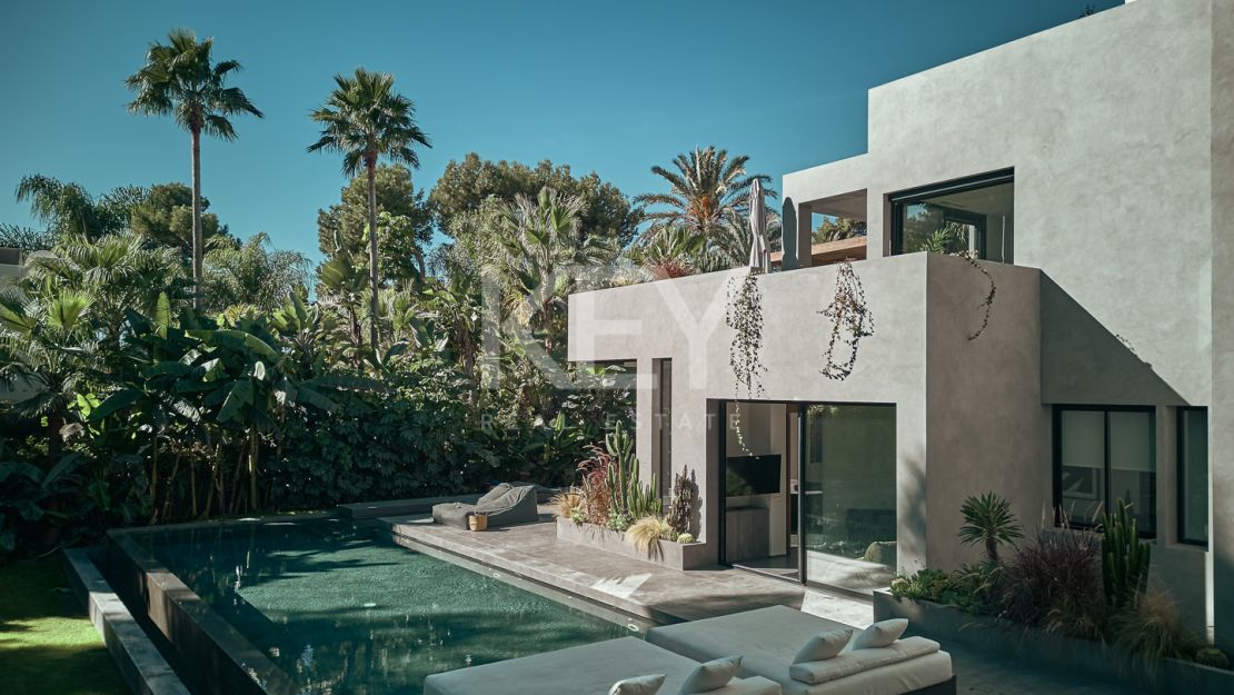 Magnificient villa with walking distance to the beach in Los Monteros, Marbella