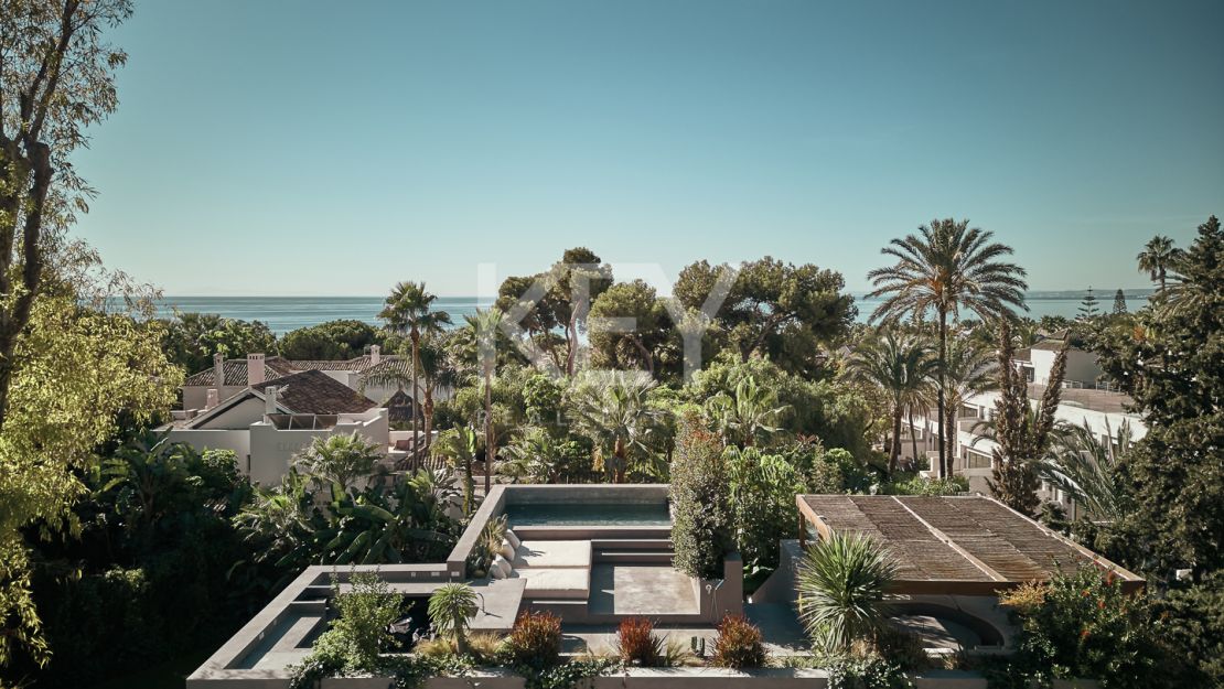 Magnificient villa with walking distance to the beach in Los Monteros, Marbella