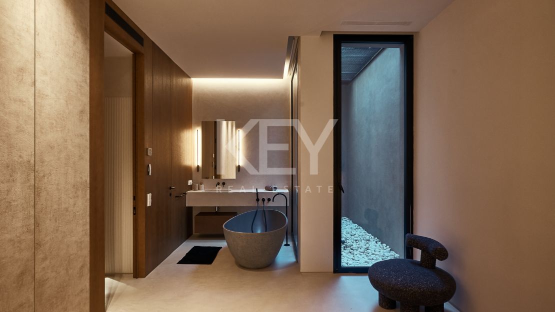 Magnificient villa with walking distance to the beach in Los Monteros, Marbella