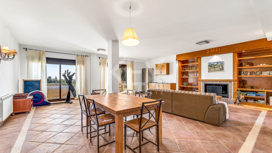 Villa with incredible views in La Resina double gated community