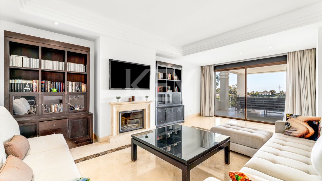 Villa with incredible views in La Resina double gated community
