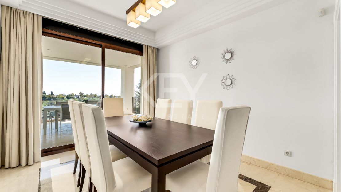 Villa with incredible views in La Resina double gated community