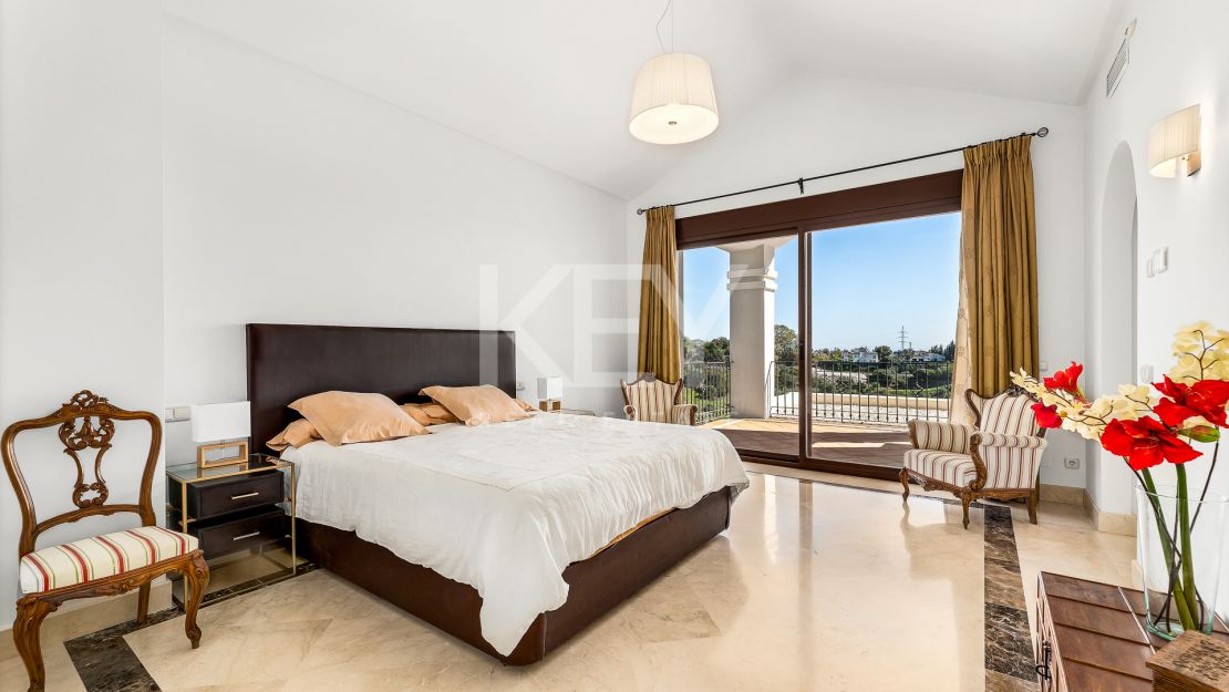 Villa with incredible views in La Resina double gated community