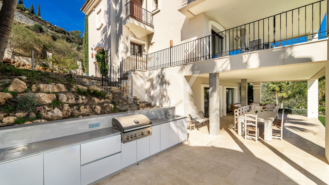 Villa with incredible views in La Resina double gated community