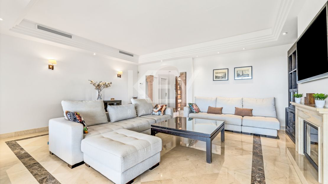 Villa with incredible views in La Resina double gated community