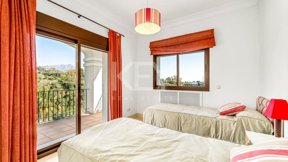 Villa with incredible views in La Resina double gated community