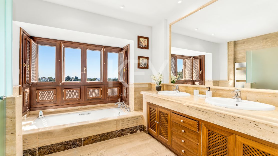Villa with incredible views in La Resina double gated community