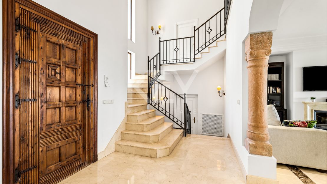 Villa with incredible views in La Resina double gated community