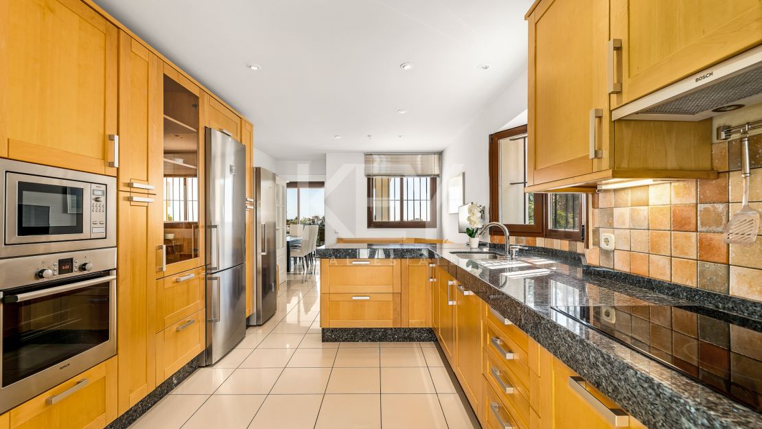 Villa with incredible views in La Resina double gated community