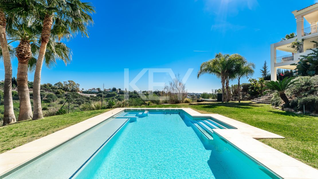 Villa with incredible views in La Resina double gated community