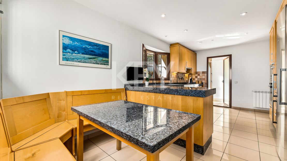 Villa with incredible views in La Resina double gated community