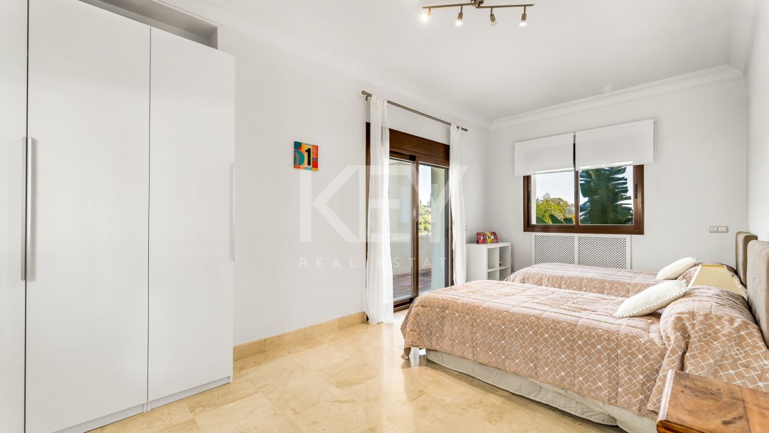 Villa with incredible views in La Resina double gated community