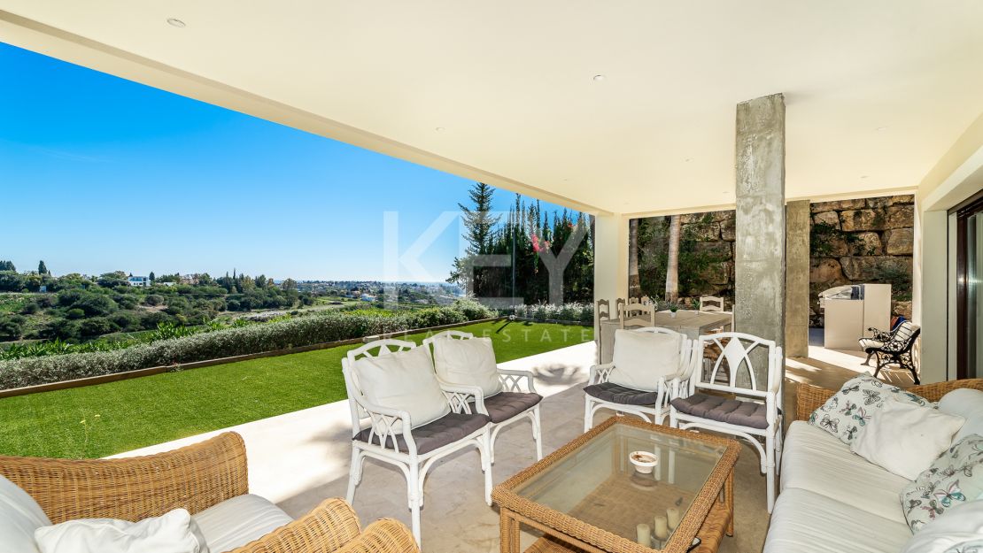 Villa with incredible views in La Resina double gated community