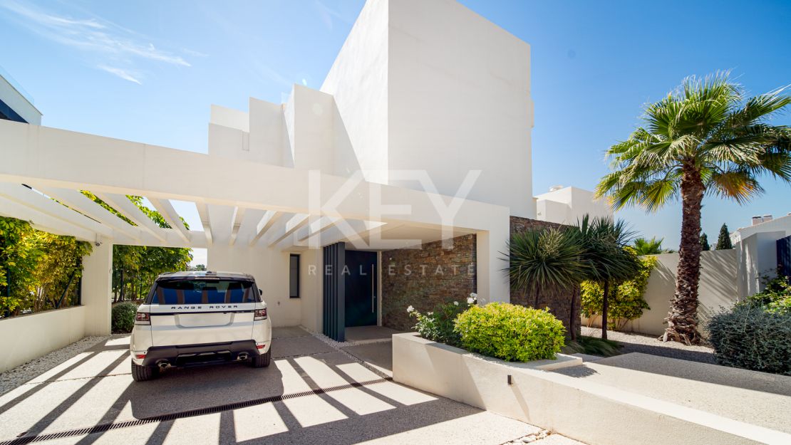 Villa Feera, Delightful Holiday Villa for Short-Term Rental in El Campanario, El Paraiso,  Estepona