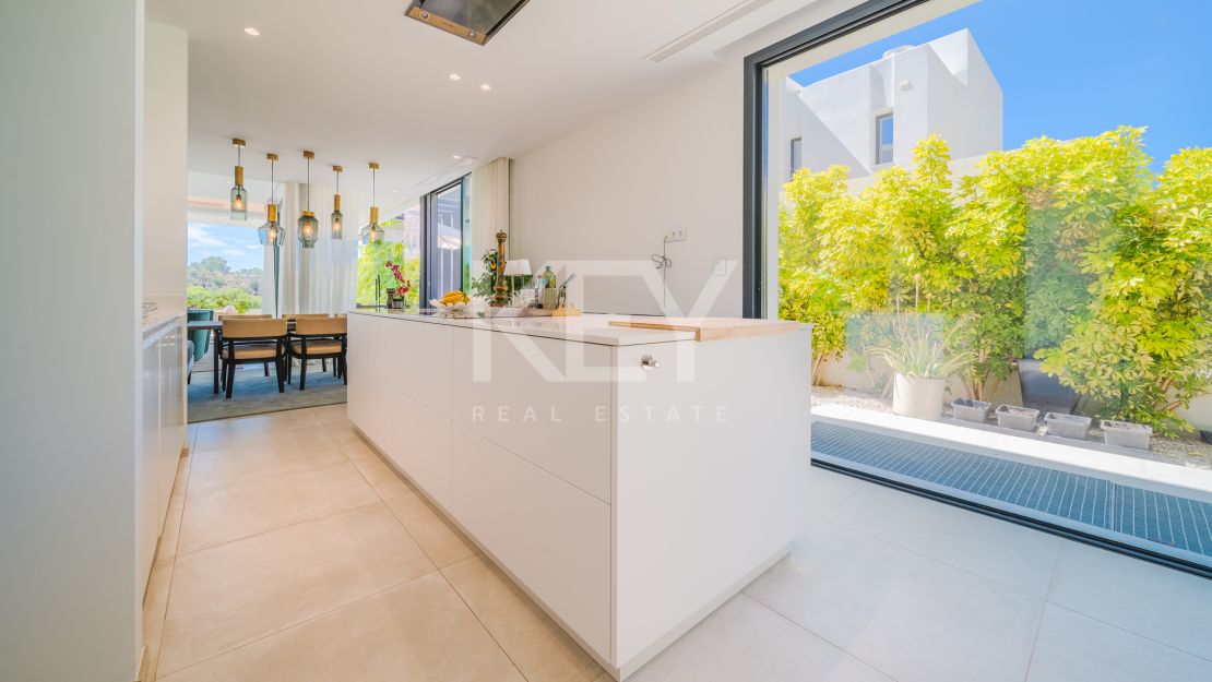Villa Feera, Delightful Holiday Villa for Short-Term Rental in El Campanario, El Paraiso,  Estepona