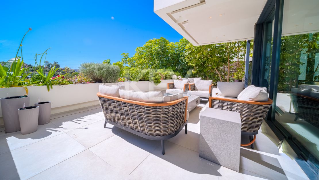 Villa Feera, Delightful Holiday Villa for Short-Term Rental in El Campanario, El Paraiso,  Estepona