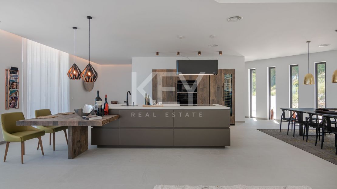 Impressive villa Paraiso Alto for rent in Benahavis