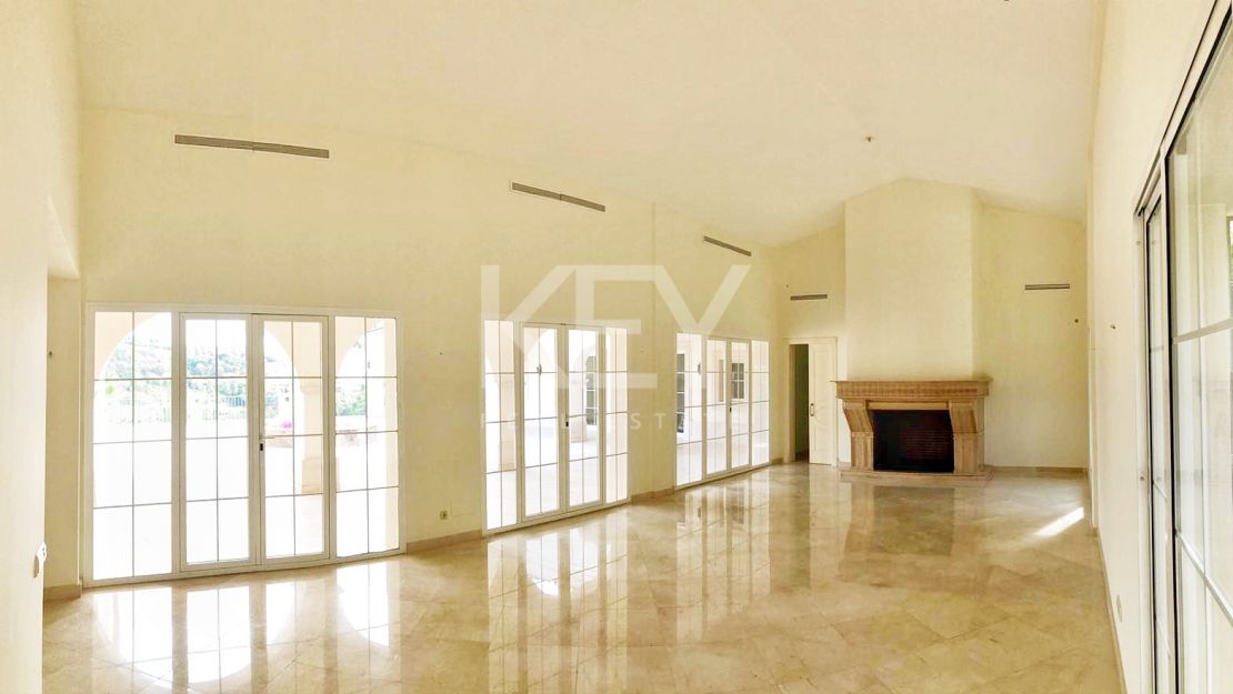 Luxury golf front villa located in Los Arqueros, Benahavis