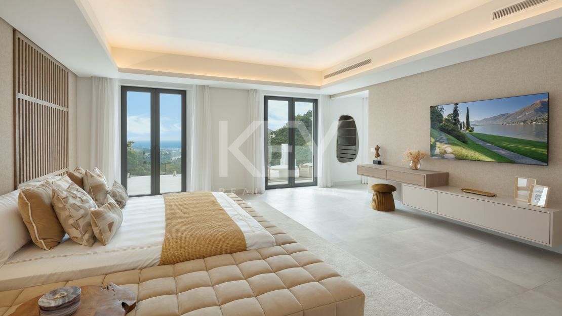 Villa on elevated plot with privacy and panoramic views in El Madroñal, Benahavis