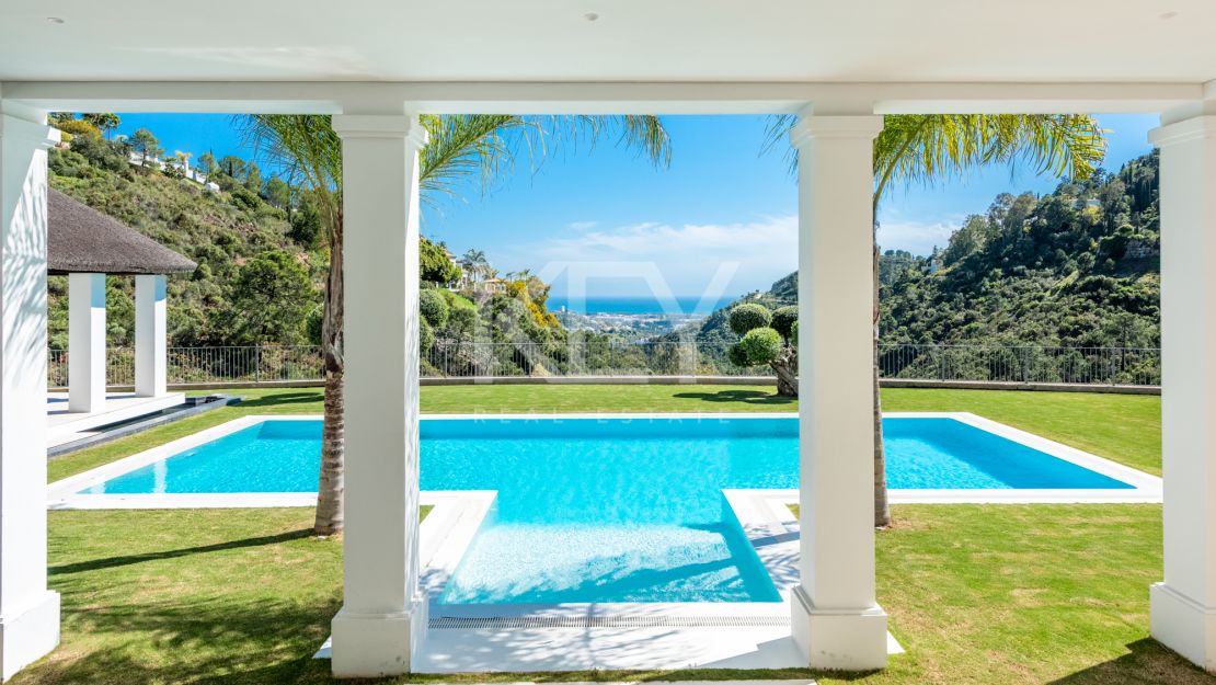 Villa on elevated plot with privacy and panoramic views in El Madroñal, Benahavis