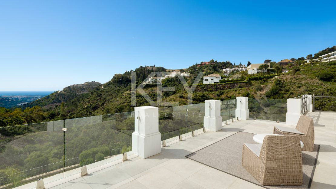 Villa on elevated plot with privacy and panoramic views in El Madroñal, Benahavis