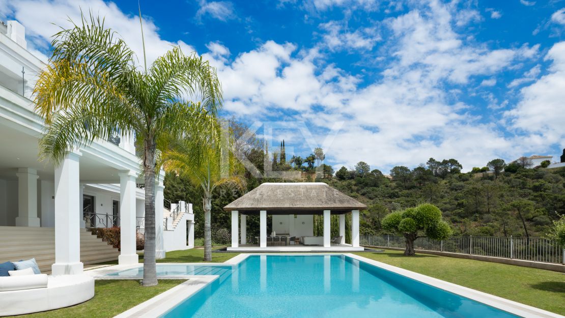 Villa on elevated plot with privacy and panoramic views in El Madroñal, Benahavis