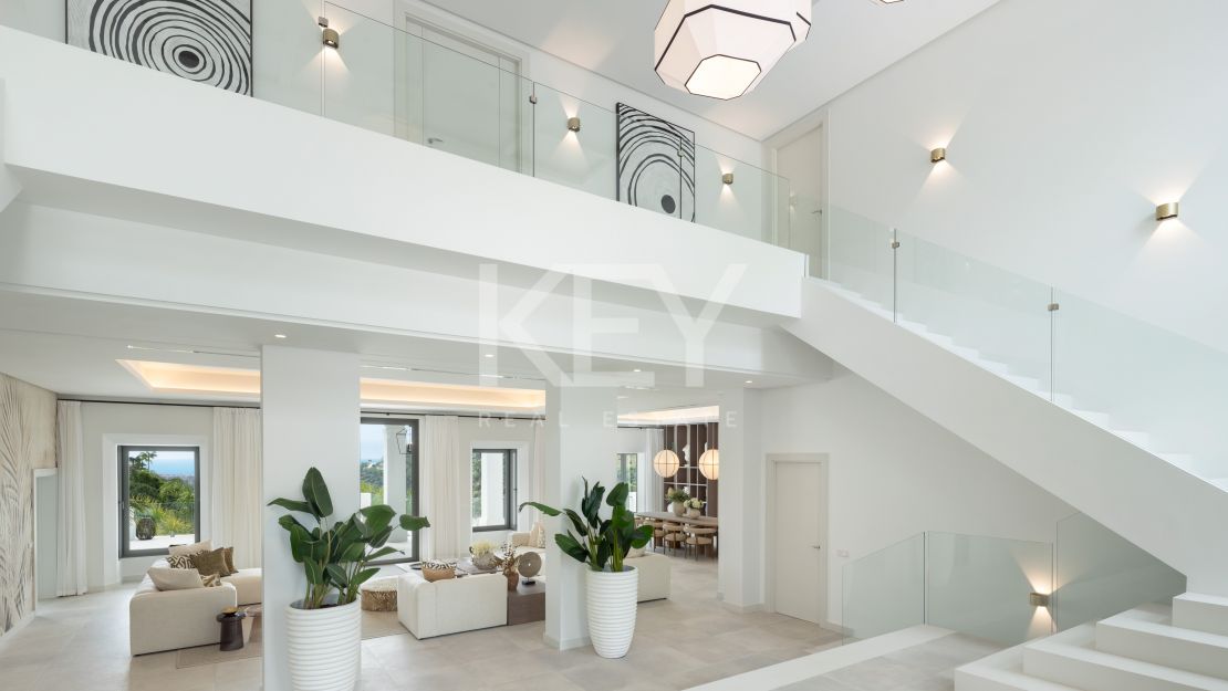 Villa on elevated plot with privacy and panoramic views in El Madroñal, Benahavis