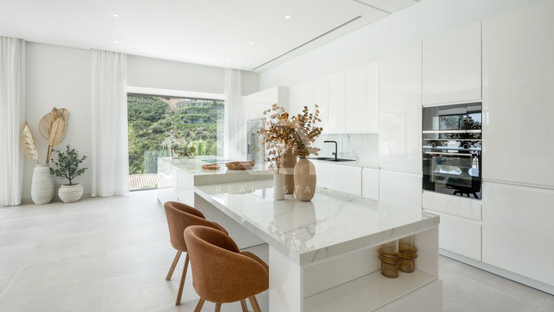 Villa on elevated plot with privacy and panoramic views in El Madroñal, Benahavis
