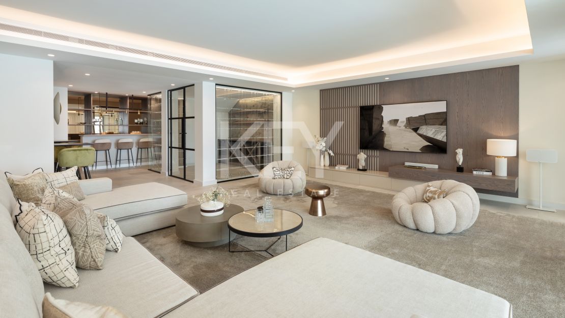 Villa on elevated plot with privacy and panoramic views in El Madroñal, Benahavis