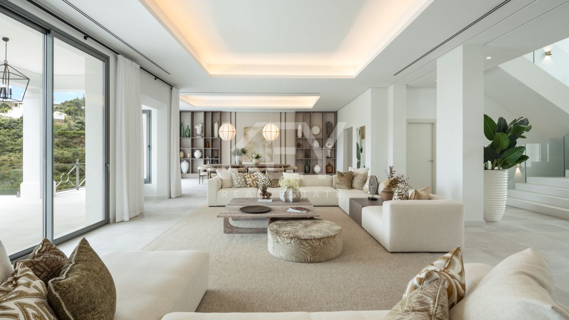 Villa on elevated plot with privacy and panoramic views in El Madroñal, Benahavis