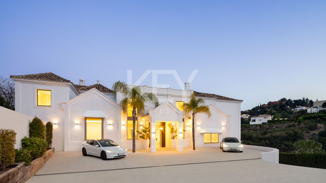 Villa on elevated plot with privacy and panoramic views in El Madroñal, Benahavis