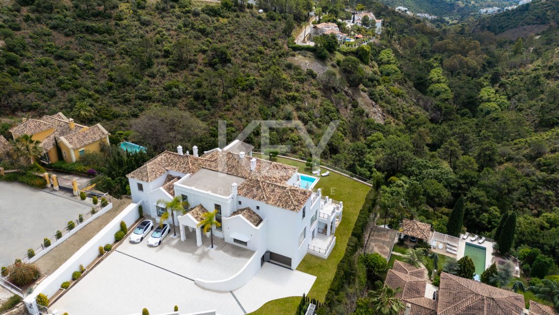 Villa on elevated plot with privacy and panoramic views in El Madroñal, Benahavis