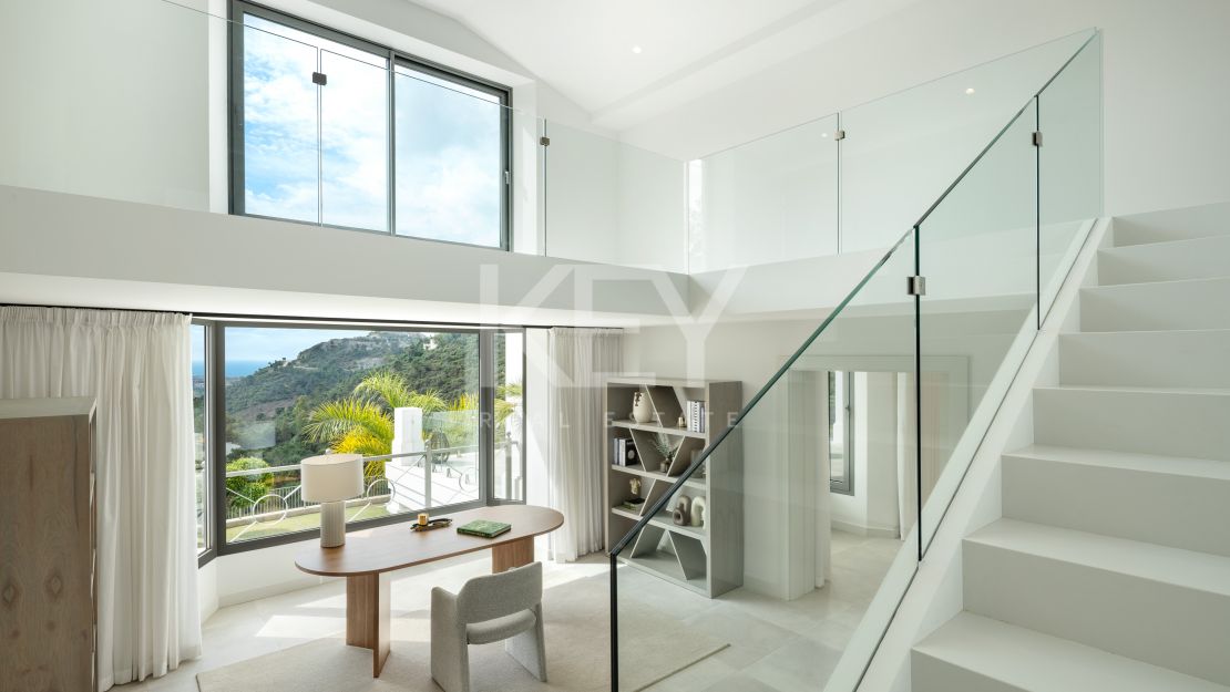 Villa on elevated plot with privacy and panoramic views in El Madroñal, Benahavis