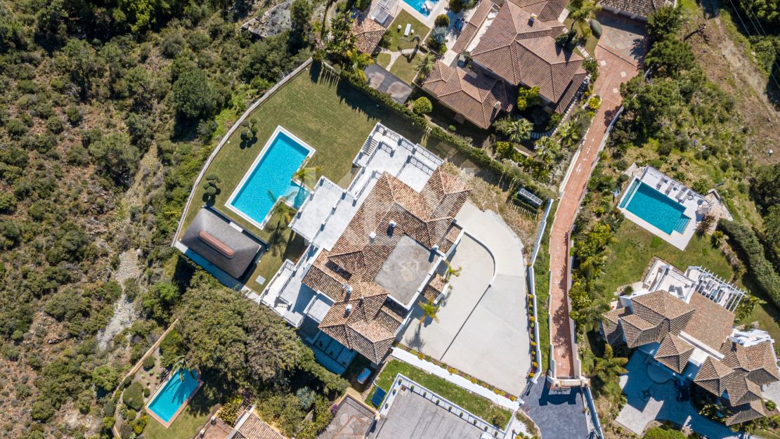 Villa on elevated plot with privacy and panoramic views in El Madroñal, Benahavis