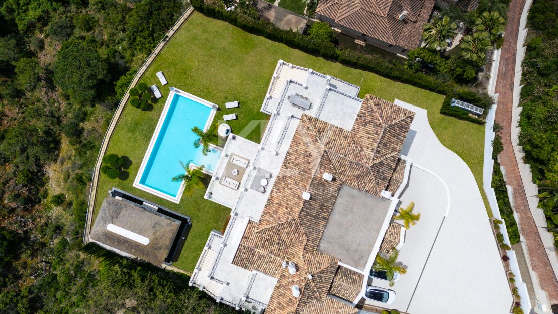 Villa on elevated plot with privacy and panoramic views in El Madroñal, Benahavis