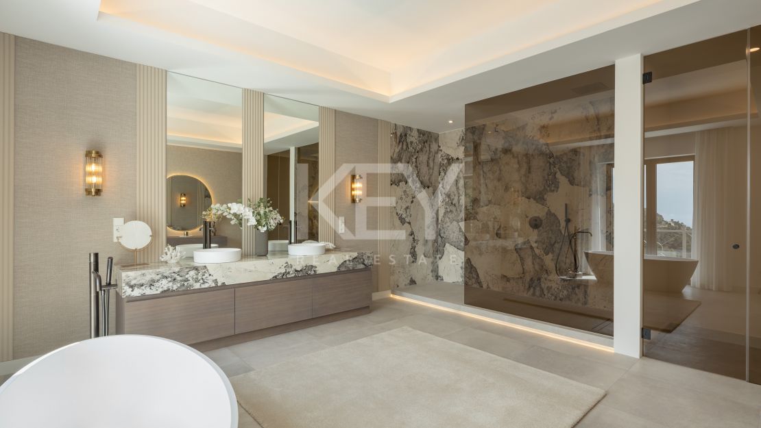 Villa on elevated plot with privacy and panoramic views in El Madroñal, Benahavis