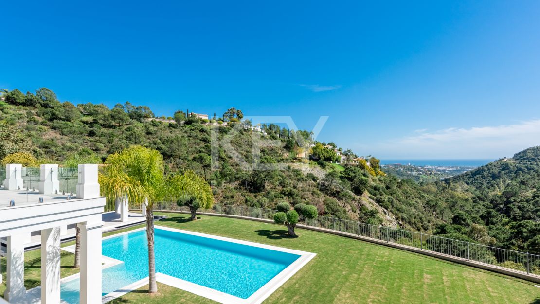 Villa on elevated plot with privacy and panoramic views in El Madroñal, Benahavis