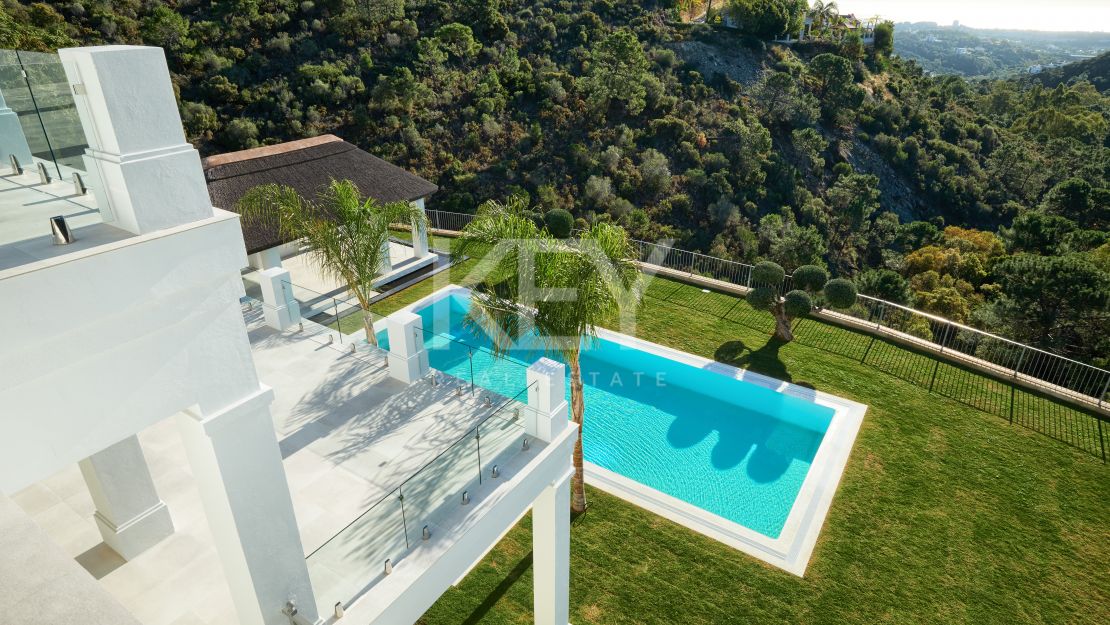 Villa on elevated plot with privacy and panoramic views in El Madroñal, Benahavis